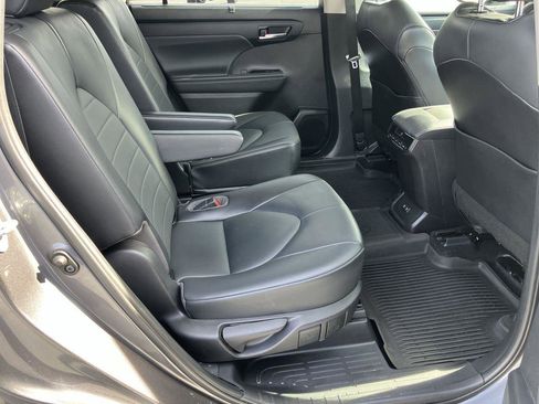 Used 2021 Toyota Highlander XLE image 32