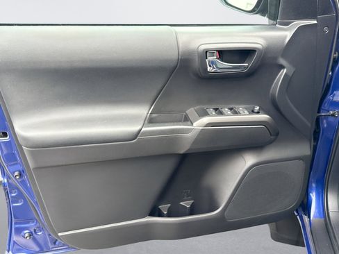 Used 2022 Toyota Tacoma TRD Off-Road image 9