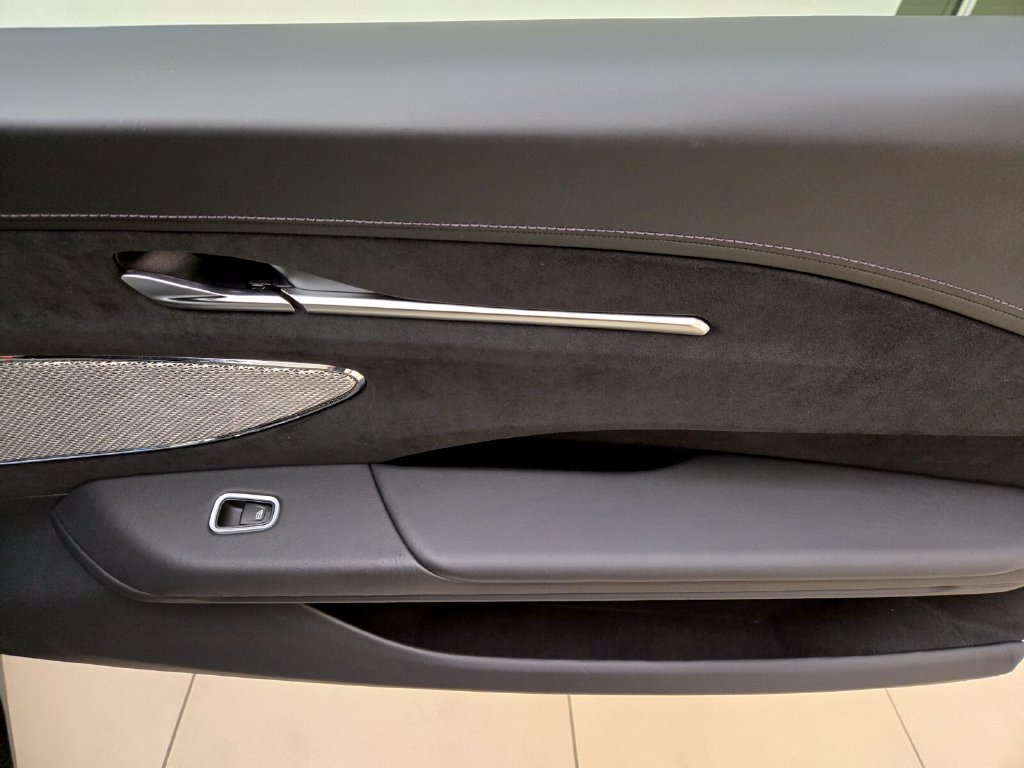 Used 2025 Aston Martin V8 Vantage Coupe RWD image 23