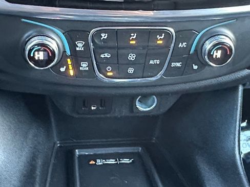 Used 2023 Chevrolet Traverse LT image 16