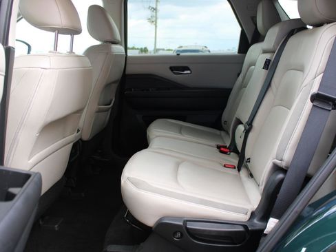 Used 2025 Nissan Pathfinder SL AWD/4WD image 40