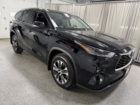 Used 2022 Toyota Highlander XLE image 3