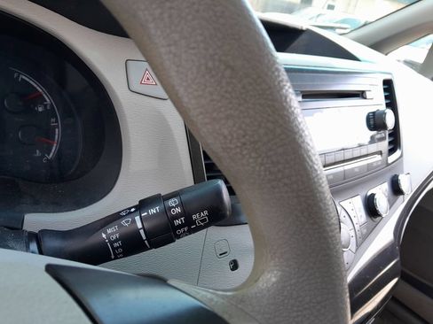 Used 2014 Toyota Sienna L FWD image 21