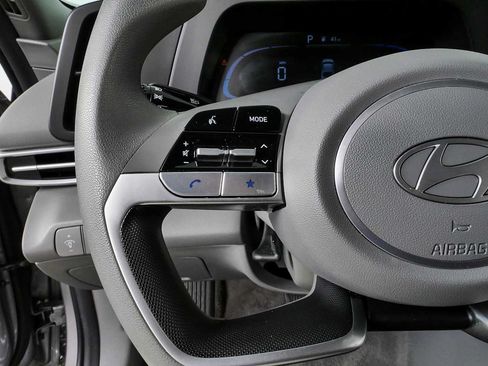 Used 2025 Hyundai Elantra SE FWD image 9