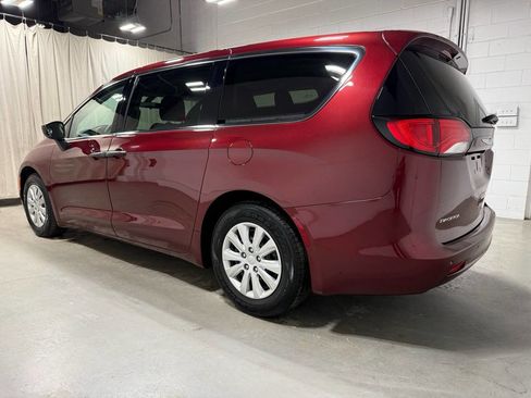 Used 2018 Chrysler Pacifica L image 5