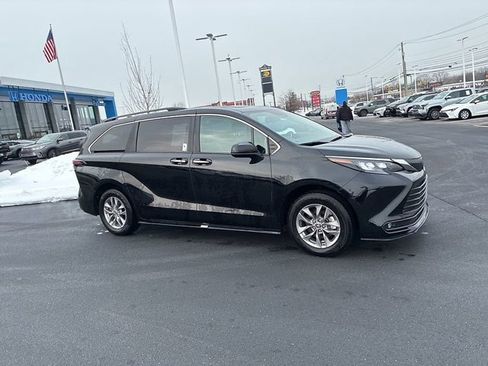 Used 2025 Toyota Sienna XLE image 4