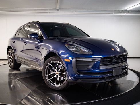 Certified 2024 Porsche Macan AWD/4WD image 9
