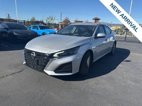Used 2024 Nissan Altima 2.5 SV FWD image 3