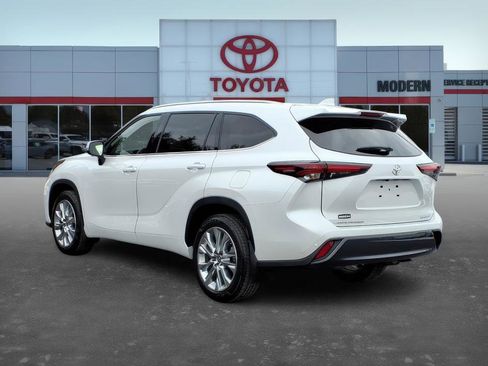 Used 2024 Toyota Highlander LE image 7