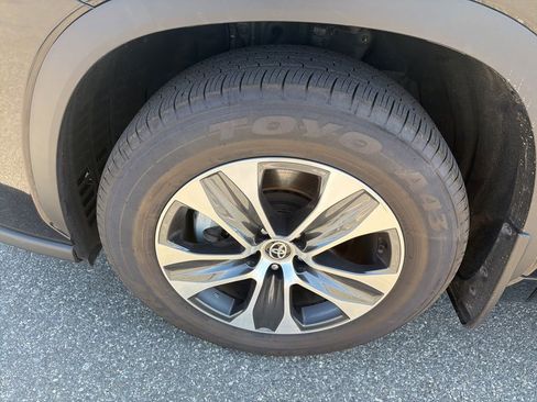 Used 2025 Toyota Highlander XLE AWD/4WD image 11
