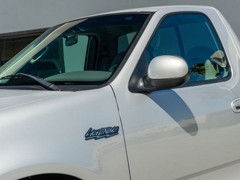 Used 2004 Ford F150 Lightning RWD image 24