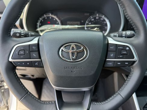Used 2024 Toyota Highlander XLE AWD/4WD image 20