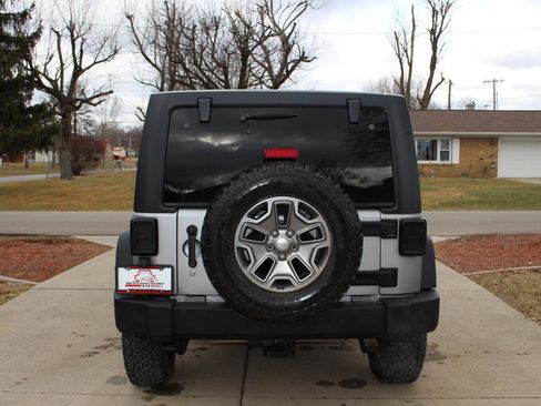 Used 2016 Jeep Wrangler Unlimited Rubicon w/ Connectivity Group image 8