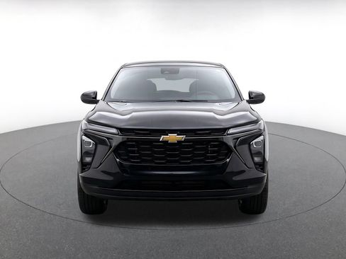 Used 2025 Chevrolet Trax LT FWD image 2