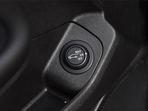 Used 2023 GMC Terrain SLE w/ Driver Convenience Package image 9