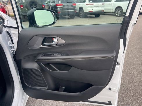 New 2026 Chrysler Pacifica Select image 10