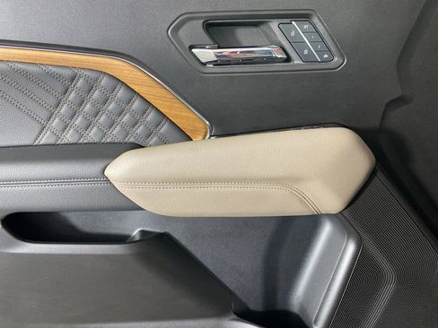 Used 2024 GMC Canyon Denali image 25