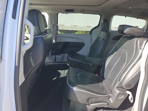 Used 2024 Chrysler Pacifica Limited image 15