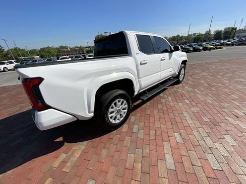 Used 2025 Toyota Tacoma SR5 w/ SR5 Upgrade Package AWD/4WD image 34
