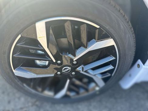 New 2025 Nissan Versa SR w/ Trunk Package image 20