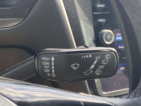 Used 2020 Volkswagen Tiguan SE w/ Panoramic Sunroof Package image 29