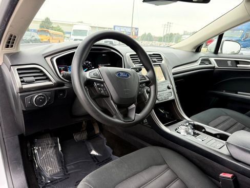 Used 2019 Ford Fusion SE FWD image 12