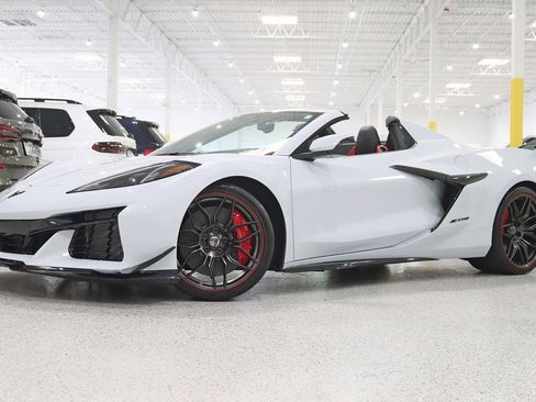 Used 2024 Chevrolet Corvette Z06 w/ Z07 Performance Package image 2