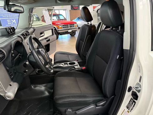 Used 2014 Toyota FJ Cruiser 4WD image 13