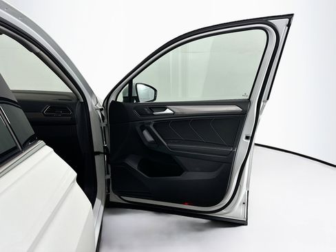 Used 2023 Volkswagen Tiguan SE AWD/4WD image 30