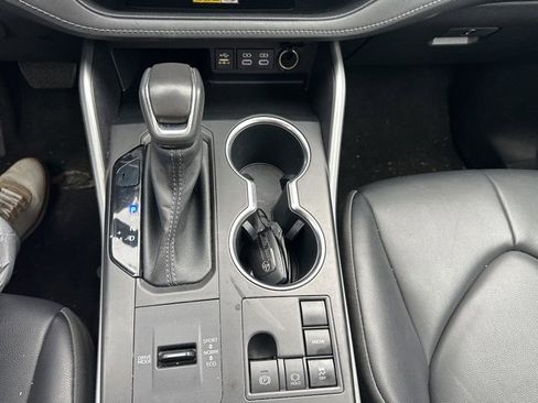 Used 2023 Toyota Highlander L image 13