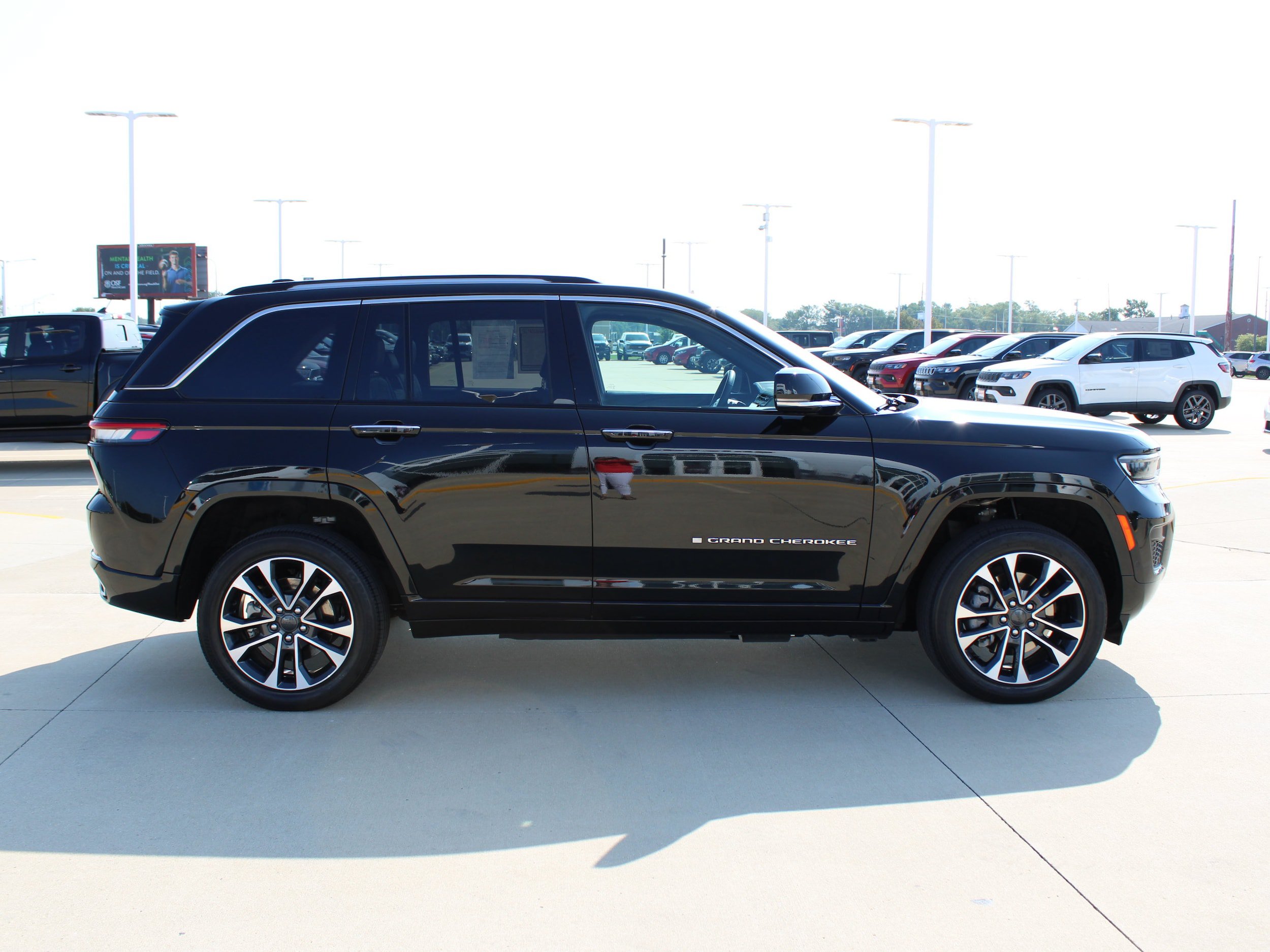 Used 2023 Jeep Grand Cherokee Overland AWD/4WD image 8