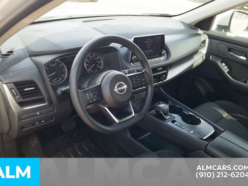 Used 2024 Nissan Rogue SV image 5