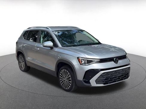 Used 2025 Volkswagen Taos SE FWD image 3