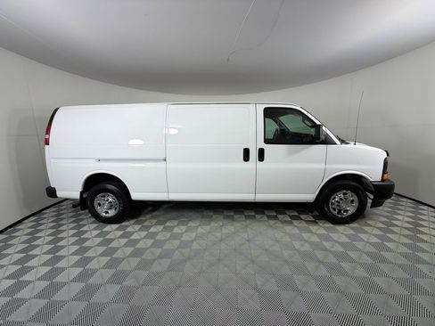 Used 2017 Chevrolet Express 3500 Extended RWD image 4