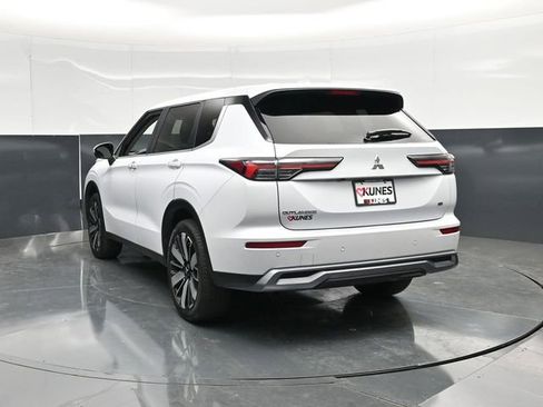 Used 2025 Mitsubishi Outlander AWD image 11