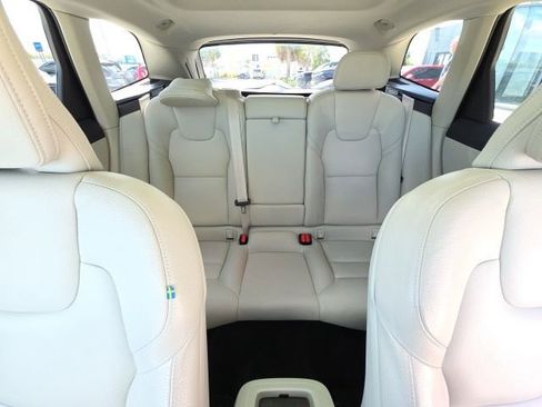 Used 2022 Volvo XC60 B5 Momentum image 22