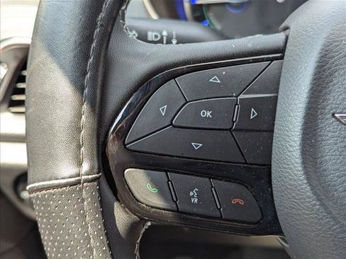 Used 2025 Chrysler Pacifica Premium FWD image 11