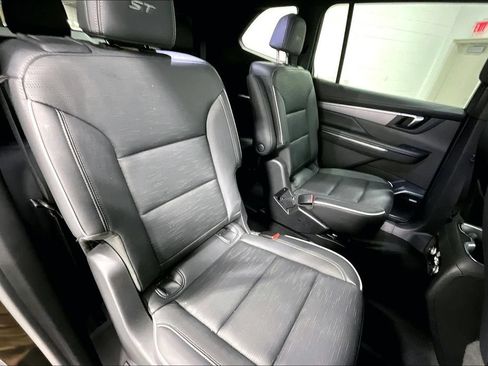 Used 2025 Buick Enclave Sport Touring FWD image 32