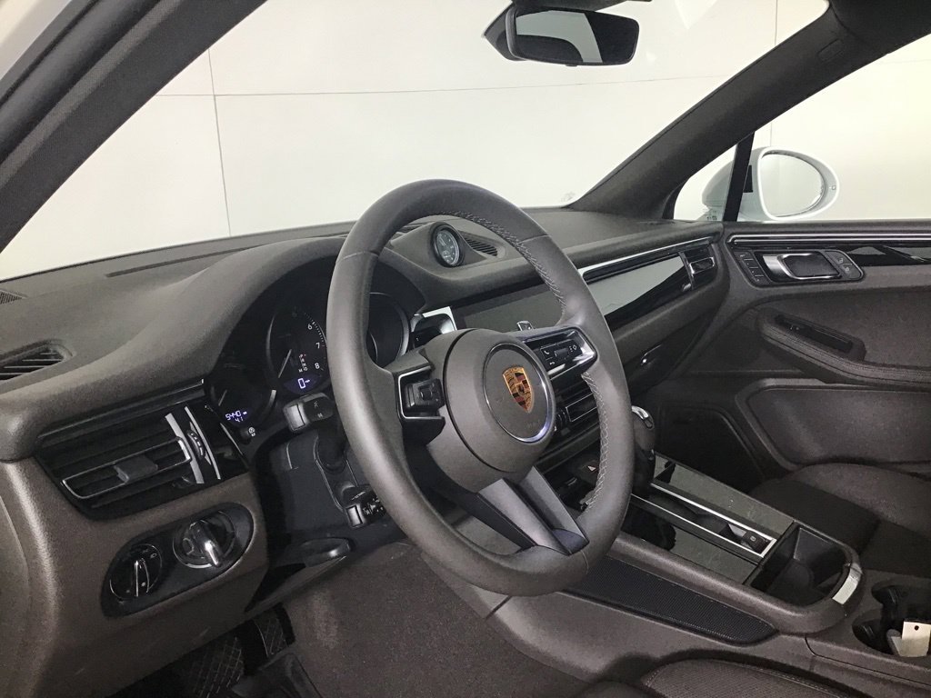 Certified 2026 Porsche Macan AWD/4WD image 4