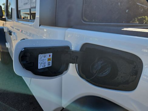 New 2025 Jeep Gladiator Sport image 9