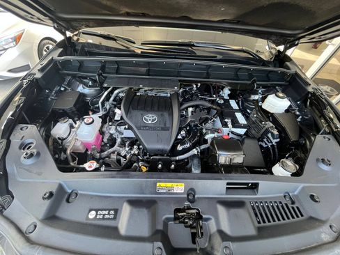 Used 2025 Toyota Highlander LE FWD image 34