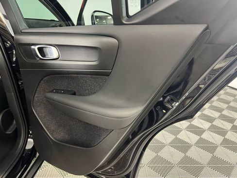 Used 2025 Volvo XC40 B5 Plus image 31