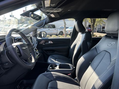 New 2026 Chrysler Pacifica Select w/ S Appearance Package image 13