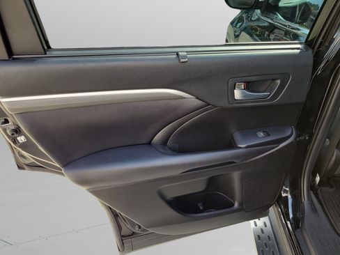 Used 2019 Toyota Highlander SE FWD image 24
