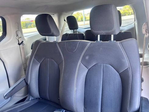 Used 2020 Chrysler Voyager L FWD image 33