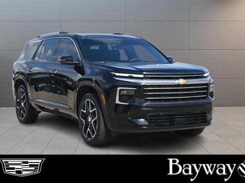 Used 2025 Chevrolet Traverse High Country FWD image 3