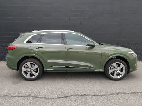 Used 2025 Audi Q5 Premium Plus w/ Premium Plus AWD/4WD image 2
