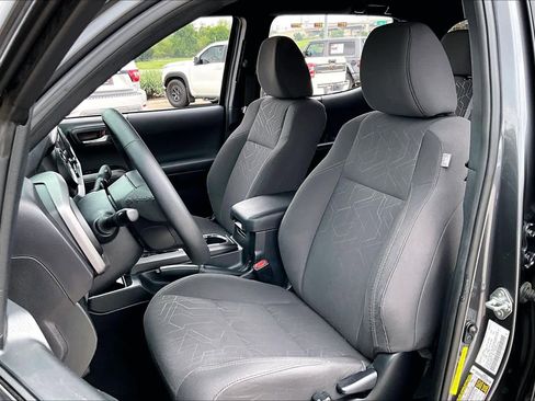 Used 2017 Toyota Tacoma TRD Off-Road w/ Tow Package RWD image 8