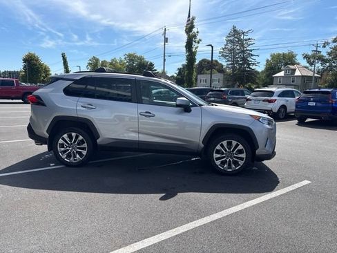Used 2019 Toyota RAV4 XLE Premium AWD/4WD image 5