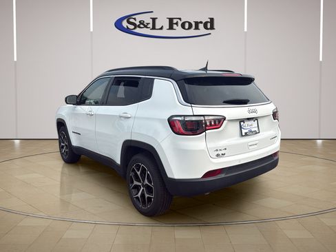 Used 2025 Jeep Compass Limited AWD/4WD image 5